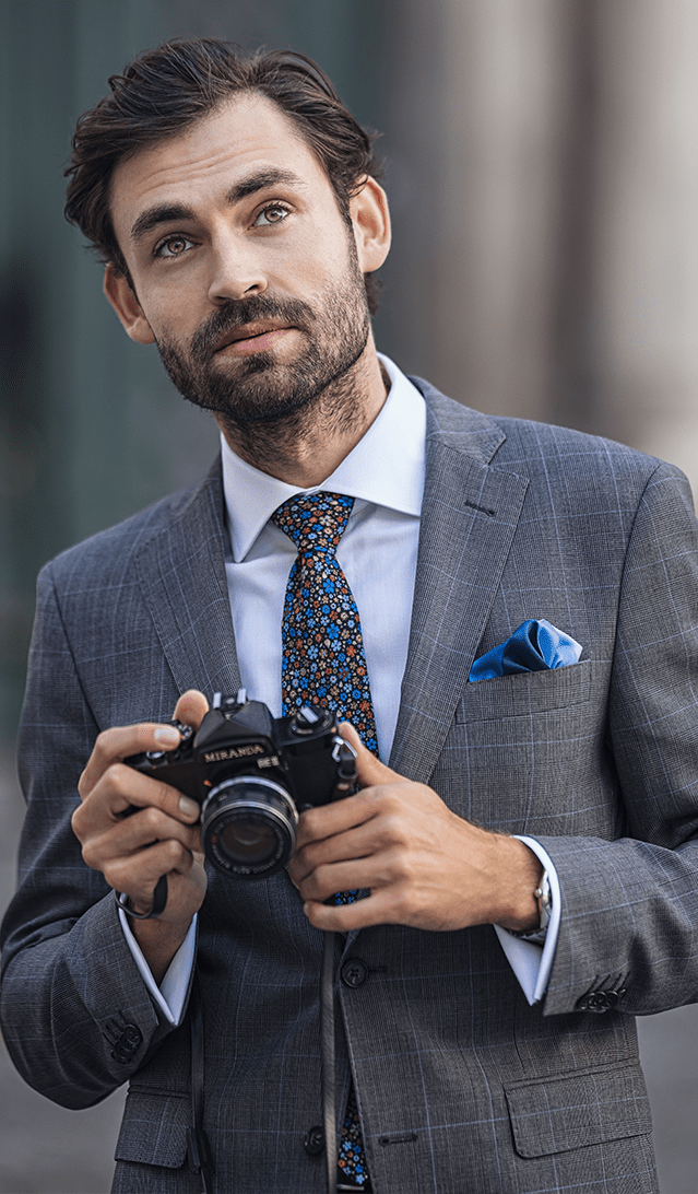 Herr im Anzug macht Fotos