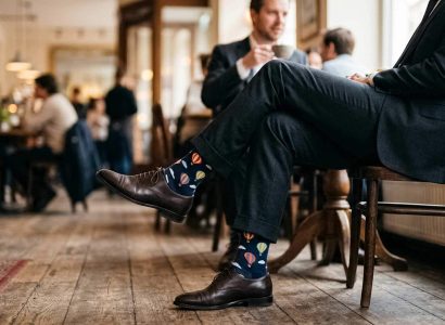 Bunte Socken zum Anzug: Der moderne Gentleman mit Augenzwinkern