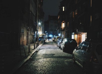 Der moderne Gentleman abends auf dem Heimweg