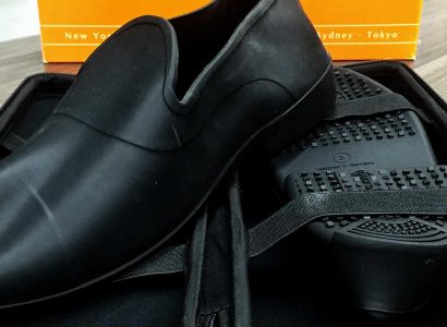Der Regenmantel für den Lederschuh