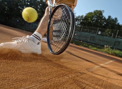Tennisschuhe zum Anzug: Statement oder Stilbruch?